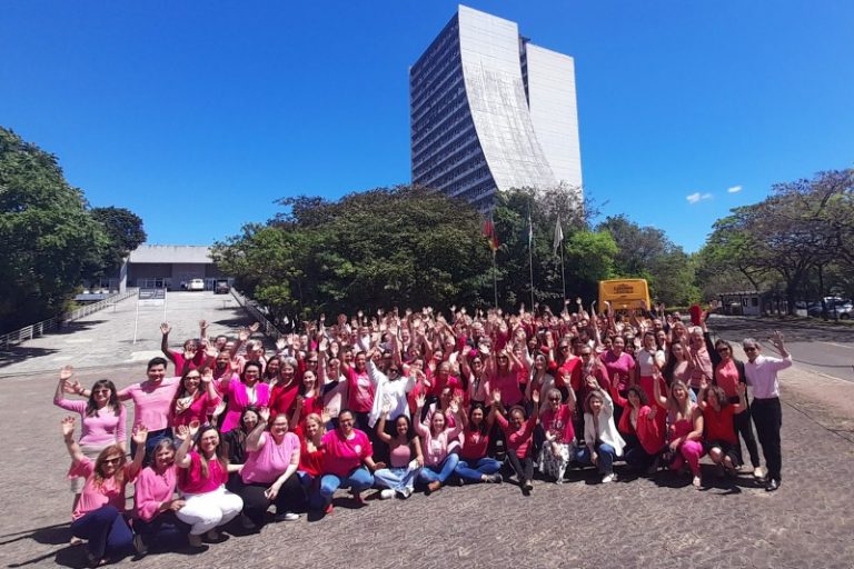 Servidores participam de iniciativa em alusão ao Outubro Rosa