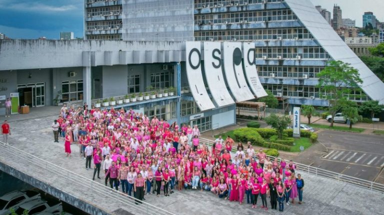 Servidores do Caff participam de foto coletiva do Outubro Rosa